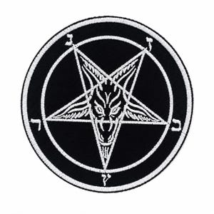 Może przedstawiać: Okrągła haftowana naszywka z czarnym tłem i białą obwódką. Wzór przedstawia biały pentagram z ilustracją głowy kozła wewnątrz oraz hebrajskie znaki umieszczone pomiędzy ramionami gwiazdy.