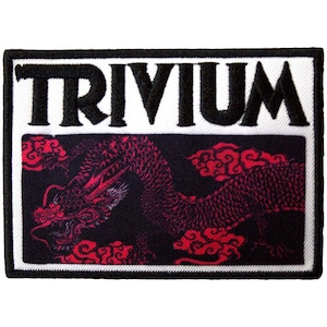 Könnte beinhalten: Gestickter Aufnäher mit dem Wort "TRIVIUM" in Schwarz über einem roten Drachendesign auf schwarzem Hintergrund. Der Drache ist von roten Wolkenformen umgeben, alles vor einem weißen Rand. Für Kleidung oder Accessoires.