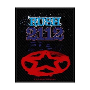 Pode incluir: Um patch preto com o texto "RUSH 2112" em azul e vermelho, e um símbolo de estrela vermelho. O fundo é preto com um padrão texturizado e um efeito estrelado.
