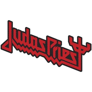 Może przedstawiać: Czerwona haftowana naszywka z napisem Judas Priest wykonanym stylizowaną, kanciastą czcionką z czarną obwódką. Litery mają teksturowaną powierzchnię oraz wyrazisty, ostry wzór, który zawiera symbol przypominający trójząb na końcu słowa.