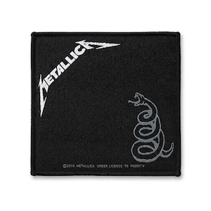 Könnte beinhalten: Ein quadratischer, schwarzer, bestickter Aufnäher mit dem weißen Metallica-Logo in der oberen linken Ecke und einer Grafik einer zusammengerollten grauen Schlange unten rechts. Der Text 2014 METALLICA UNDER LICENSE TO PROBITY steht in kleiner weißer Schrift unten.