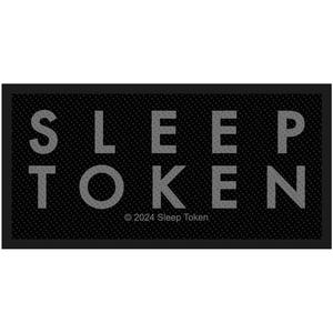 Può includere: Una toppa rettangolare nera con le parole "SLEEP TOKEN" in lettere grigie. Il testo è centrato sulla toppa. La parte inferiore della toppa riporta l'avviso di copyright "© 2024 Sleep Token."