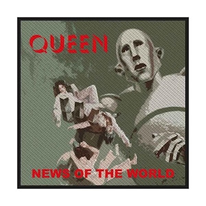 Könnte beinhalten: Quadratischer Aufnäher mit dem Albumcover von Queens "News of the World". Das Bild zeigt eine Roboterfigur mit betrübtem Gesichtsausdruck, die eine Gruppe fallender Figuren hochhält. Die Wörter "QUEEN" und "NEWS OF THE WORLD" sind rot.