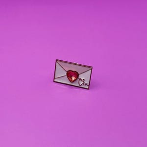 Pin de esmalte con carta de amor y corazón – Pin romántico – Regalo con corazón