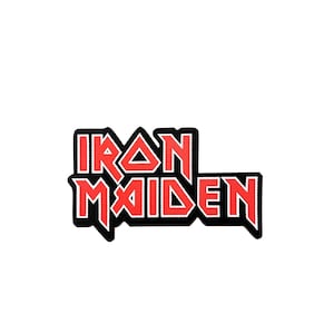 Puede incluir: Un parche bordado rectangular que presenta el texto IRON MAIDEN en una fuente roja audaz y estilizada con un borde negro grueso. Las letras tienen bordes afilados y angulares, presentadas sobre un fondo blanco liso.