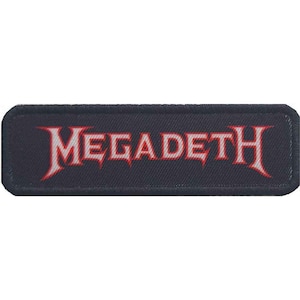Könnte beinhalten: Ein rechteckiger schwarzer Aufnäher mit dem Wort "MEGADETH" in roter, stilisierter Schrift. Der Text hat eine weiße Umrandung. Der Aufnäher hat abgerundete Ecken und einen schwarzen Rand.