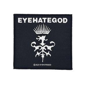 Könnte beinhalten: Ein quadratischer, schwarzer Aufnäher mit weißem Text und einer weißen Grafik. Der Text "EYEHATEGOD" steht oben. Darunter befinden sich eine Krone und ein verziertes Design. Der Text "© 2023 EYEHATEGOD" steht unten.
