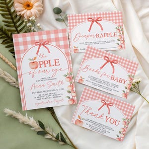 K&ouml;nnte beinhalten: Babyparty-Einladungen und -Karten mit rosa Vichy-Muster und Apfel-Illustrationen. Die Einladung lautet "the APPLE of our eye" und enth&auml;lt den Namen "Anna Smith". Karten mit "Diaper Raffle", "Books for BABY" und "Thank You".