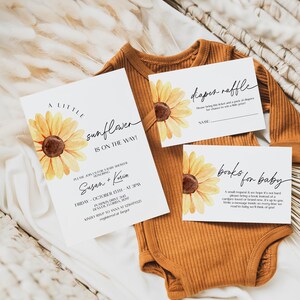 Może przedstawiać: Zaproszenie na baby shower z motywem słonecznika. Zaproszenie zawiera napis "A Little Sunflower is on the Way!" oraz imiona "Susan + Kevin" i datę "Piątek, 13 października o 15:00".