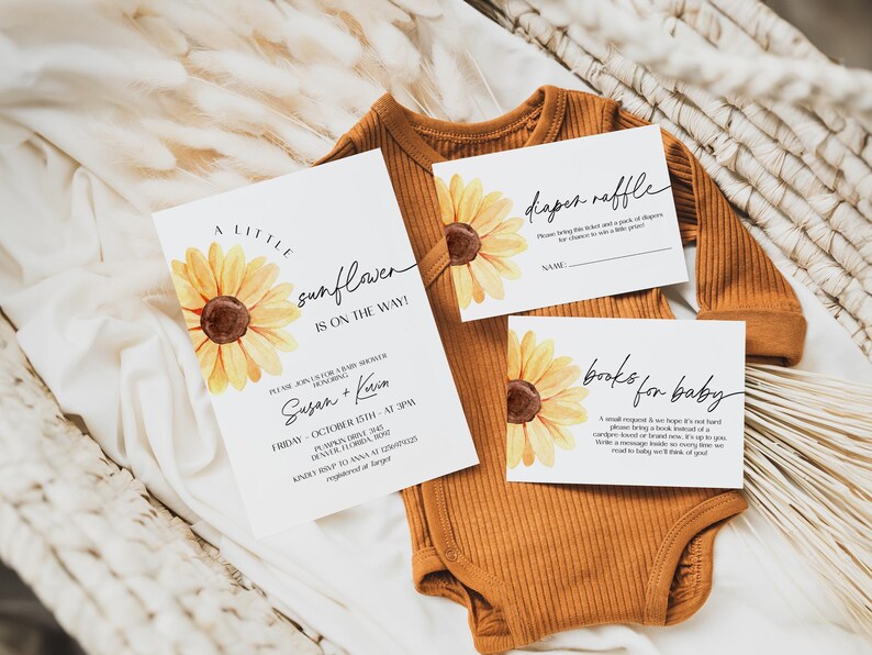 Może przedstawiać: Zaproszenie na baby shower z motywem słonecznika. Zaproszenie zawiera napis "A Little Sunflower is on the Way!" oraz imiona "Susan + Kevin" i datę "Piątek, 13 października o 15:00".