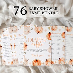 Peut inclure: Un ensemble de cartes de jeux pour une baby shower sur le thème de la citrouille. Les cartes incluent des jeux comme "Diaper Raffle" et "Baby Names". Le texte "76 Baby Shower Game Bundle" est en haut. Les cartes sont blanches avec des accents orange et beige.