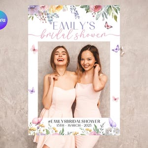 Puede incluir: Un marco de cabina de fotos blanco con un borde floral y mariposas. El texto "EMILY'S bridal shower" está en la parte superior del marco. El texto "#EMILYSBRIDALSHOWER 15TH MARCH 2025" está en la parte inferior del marco.