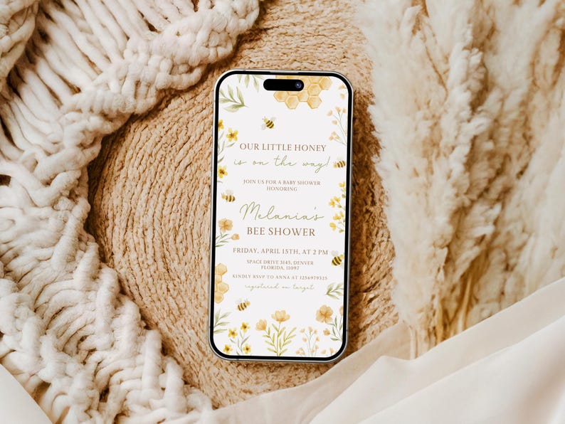 Op de afbeelding: Een digitale uitnodiging voor een babyshower met een bijen thema. De uitnodiging heeft een geel honingraatpatroon, bijen en bloemen. De tekst luidt "Onze kleine honing is onderweg!" en "Melania's Bijenbabyshower". De datum en tijd van de babyshower zijn aangegeven als "Vrijdag 15 april, om 14:00 uur".