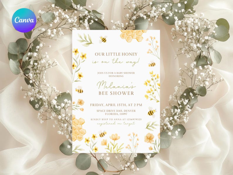 Op de afbeelding: Een baby shower uitnodiging met een geel en wit honingraatpatroon, bijen en bloemen. De tekst luidt "Onze kleine honing is onderweg!" en "Melania's bijenparty".