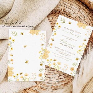 Op de afbeelding: Een baby shower uitnodiging met een bijen thema en een geel en wit bloemenontwerp. De tekst luidt "Onze kleine honing is onderweg!" en "Milania's Bijen Shower". De datum en tijd van de shower zijn vermeld als "Vrijdag 15 april om 14:00 uur".