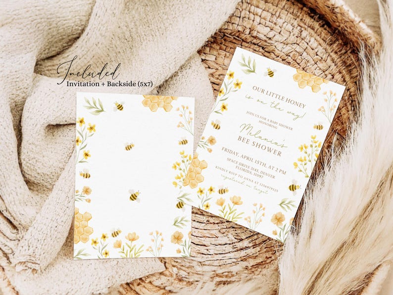 Op de afbeelding: Een baby shower uitnodiging met een bijen thema en een geel en wit bloemenontwerp. De tekst luidt "Onze kleine honing is onderweg!" en "Milania's Bijen Shower". De datum en tijd van de shower zijn vermeld als "Vrijdag 15 april om 14:00 uur".