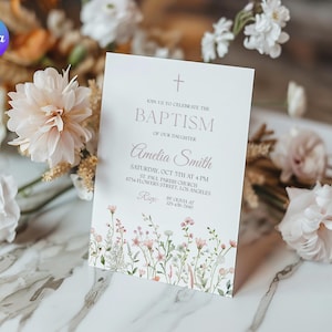 Puede incluir: Una invitaci&oacute;n de bautismo blanca con un borde floral. La invitaci&oacute;n dice "&Uacute;nase a nosotros para celebrar el bautismo de nuestra hija Amelia Smith, s&aacute;bado 5 de octubre a las 4 PM, Iglesia parroquial de San Pablo, 87th Flowers Street, Los &Aacute;ngeles. RSVP por Olivia al 123-470-7800."
