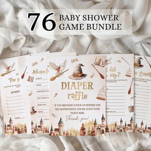 Peut inclure: Un ensemble de 76 jeux pour fête prénatale composé de cartes imprimées avec des illustrations sur le thème des sorciers, dont un chapeau de tri, un hibou, un balai et un château. Le texte inclut Diaper Raffle et Advice for the Parents.