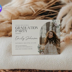 Könnte beinhalten: Eine Einladung zu einer Abschlussfeier mit beigefarbenem Hintergrund und floralem Design. Die Einladung zeigt ein Foto einer Frau mit langen braunen Haaren in einem weißen Kleid. Der Text auf der Einladung lautet: "Bitte nehmen Sie an unserer Abschlussfeier teil zu Ehren von Emily Johnson Samstag, 17. Mai, um 14:00 Uhr The Falcon Residence 06 Fary Way, Santa Barbara, CA Bitte melden Sie sich bei Rachel unter 123-456-789 an".