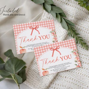 K&ouml;nnte beinhalten: Zwei Dankeskarten f&uuml;r eine Babyparty mit rosa Vichy-Muster und einem Aquarell-Apfel-Design. Auf den Karten steht "Danke" in eleganter Schrift und eine Botschaft der Dankbarkeit. Jede Karte misst 12,7x8,9 cm.