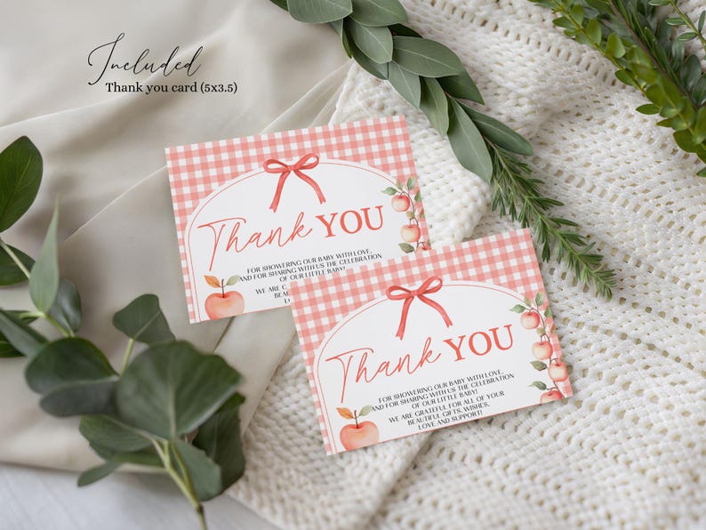 K&ouml;nnte beinhalten: Zwei Dankeskarten f&uuml;r eine Babyparty mit rosa Vichy-Muster und einem Aquarell-Apfel-Design. Auf den Karten steht "Danke" in eleganter Schrift und eine Botschaft der Dankbarkeit. Jede Karte misst 12,7x8,9 cm.