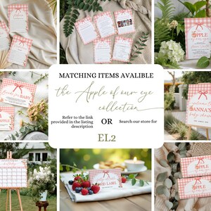 K&ouml;nnte beinhalten: Eine Sammlung von Babyparty-Dekorationen und Schreibwaren mit rosa Vichy-Muster und Apfel-Thema. Enth&auml;lt Einladungen, Loskarten, einen Kalender und ein Willkommensschild. Text: "the Apple of our eye collection".
