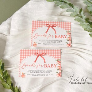 K&ouml;nnte beinhalten: Zwei Babyparty-Einladungskarten mit rosa Vichy-Muster und dem Text "Books for BABY". Jede Karte zeigt eine rote Schleife, Apfelillustrationen und eine Bitte an die G&auml;ste, ein Buch mitzubringen. Die Karten sind 8,9x5,1 cm und 12,7x8,9 cm gro&szlig;.
