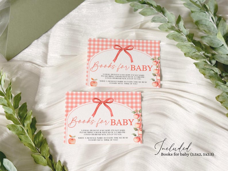 K&ouml;nnte beinhalten: Zwei Babyparty-Einladungskarten mit rosa Vichy-Muster und dem Text "Books for BABY". Jede Karte zeigt eine rote Schleife, Apfelillustrationen und eine Bitte an die G&auml;ste, ein Buch mitzubringen. Die Karten sind 8,9x5,1 cm und 12,7x8,9 cm gro&szlig;.