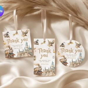 Op de afbeelding: Drie decoratieve cadeaulabels met een fantasiethema. Elk label heeft een aquarel illustratie van een trein, kasteel, uil en de tekst "Thank you". De labels zijn vastgemaakt met witte linten.