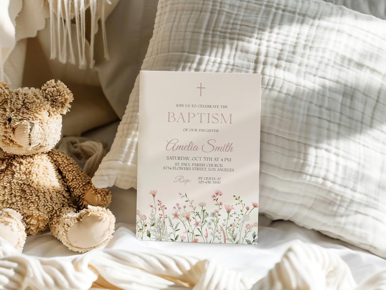 Puede incluir: Una tarjeta blanca con detalles florales rosas y el texto "&Uacute;nase a nosotros para celebrar el bautismo de nuestra hija Amelia Smith. S&aacute;bado, 7 de octubre a las 4 PM. Iglesia parroquial de San Pablo, 2774 Flowers Street, Los &Aacute;ngeles. RSVP antes del 1 de octubre al 123-456-7890."