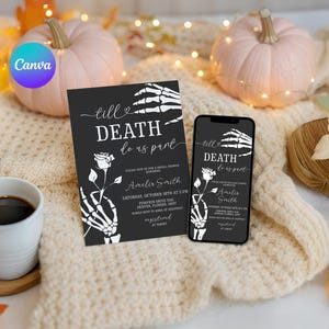 Könnte beinhalten: Eine schwarze Hochzeitseinladung und ein Smartphone zeigen den Text "Till Death Do Us Part". Das Design zeigt eine Skeletthand, die eine Rose hält. Zwei rosa Kürbisse und eine Kaffeetasse sind ebenfalls im Bild zu sehen.