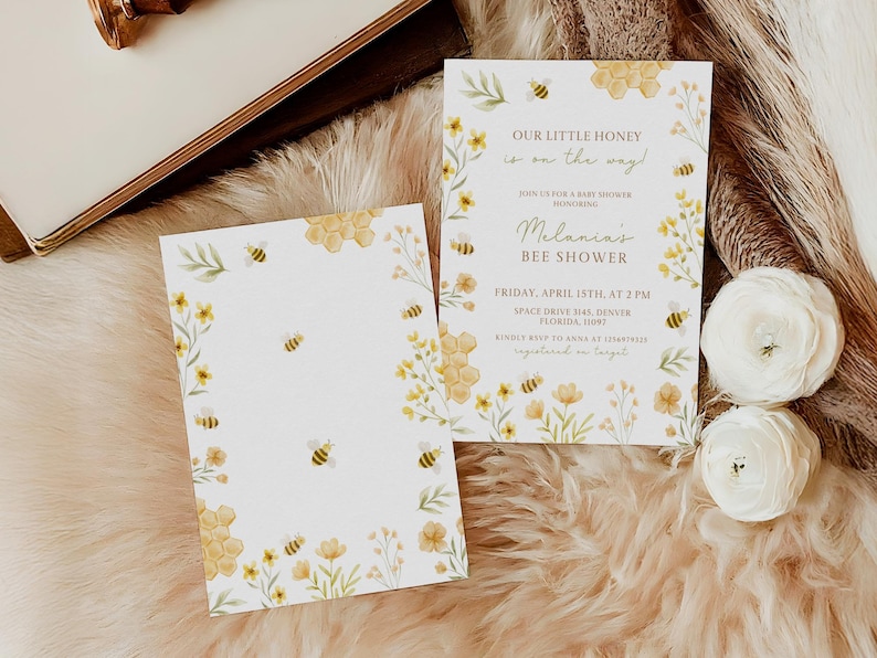 Op de afbeelding: Een baby shower uitnodiging met een aquarel ontwerp van gele honingraat, bloemen en bijen. De tekst luidt "Onze kleine honing is onderweg!" en "Melanin's Bijen Shower". De uitnodiging bevat de datum, tijd en locatie van de shower.