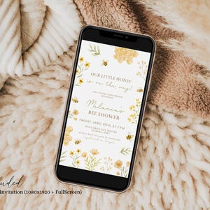 Op de afbeelding: Een telefoonscherm met een babyshower-uitnodiging met een geel en wit bloemenontwerp. De tekst luidt "Onze kleine honing is onderweg!" en "Melania's Bijen Shower".