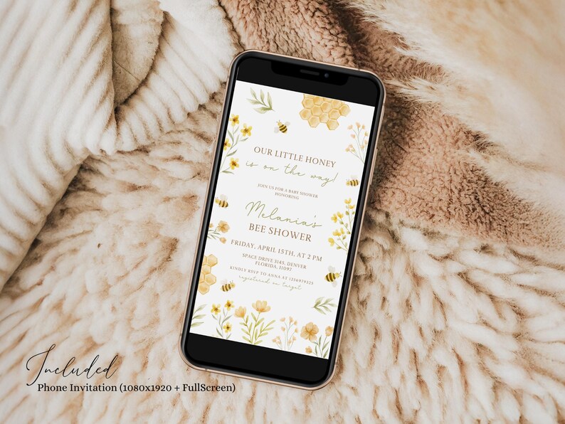 Op de afbeelding: Een telefoonscherm met een babyshower-uitnodiging met een geel en wit bloemenontwerp. De tekst luidt "Onze kleine honing is onderweg!" en "Melania's Bijen Shower".