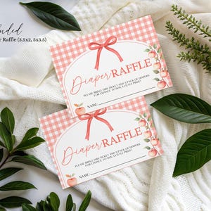 K&ouml;nnte beinhalten: Zwei Babyparty-Windel-Tombola-Tickets mit rosa Vichy-Muster und roter Schleife. Die Tickets tragen den Text "Diaper Raffle" und "Bitte bringen Sie dieses Ticket und eine Packung Windeln mit, um einen kleinen Preis zu gewinnen!"