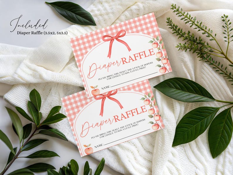 K&ouml;nnte beinhalten: Zwei Babyparty-Windel-Tombola-Tickets mit rosa Vichy-Muster und roter Schleife. Die Tickets tragen den Text "Diaper Raffle" und "Bitte bringen Sie dieses Ticket und eine Packung Windeln mit, um einen kleinen Preis zu gewinnen!"