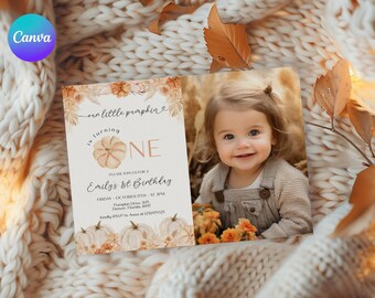 Può includere: Un invito di compleanno a tema autunnale con un bambino sorridente e la scritta "our little pumpkin is turning ONE". L'invito include una grafica di zucca e i dettagli per il primo compleanno di Emily.