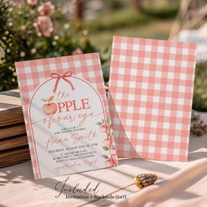 K&ouml;nnte beinhalten: Babyparty-Einladung mit rosa Vichy-Muster und Apfel-Illustrationen. Der Text lautet "the apple of our eye" mit Veranstaltungsdetails. Enth&auml;lt eine R&uuml;ckseite mit dem gleichen Vichy-Muster.