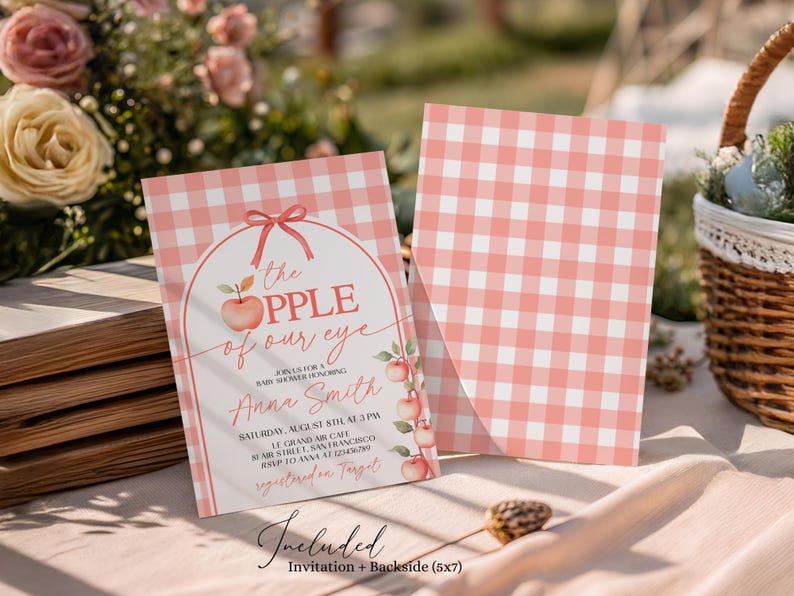 K&ouml;nnte beinhalten: Babyparty-Einladung mit rosa Vichy-Muster und Apfel-Illustrationen. Der Text lautet "the apple of our eye" mit Veranstaltungsdetails. Enth&auml;lt eine R&uuml;ckseite mit dem gleichen Vichy-Muster.
