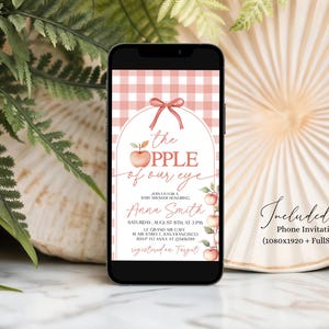 K&ouml;nnte beinhalten: Ein Smartphone zeigt eine Babyparty-Einladung mit rosa Vichy-Hintergrund und Apfelillustrationen. Der Text lautet "the APPLE of our eye" mit Veranstaltungsdetails. Enth&auml;lt eine Telefon-Einladung (1080x1920 + FullScreen).
