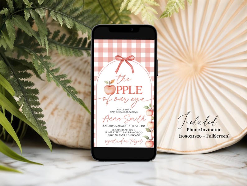K&ouml;nnte beinhalten: Ein Smartphone zeigt eine Babyparty-Einladung mit rosa Vichy-Hintergrund und Apfelillustrationen. Der Text lautet "the APPLE of our eye" mit Veranstaltungsdetails. Enth&auml;lt eine Telefon-Einladung (1080x1920 + FullScreen).