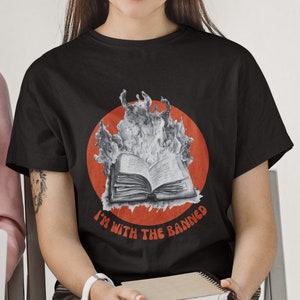 Ich bin mit dem verbotenen Shirt, verbotenen Bücher Shirt, Bücherverbrennung Shirt, Geschenk für Buchclubs, Geschenk für Bibliothekar, Geschenk für Buchliebhaber.