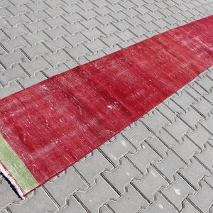 2 x 12 ft Vintage Rote Eleganz: Anatolischer Oushak Roter türkischer Wollläufer, Handgemacht für Flure und Küchen
