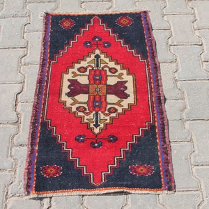 Tapis Oushak turc vintage (1 x 3 pi) : accent bohème rouge et bleu