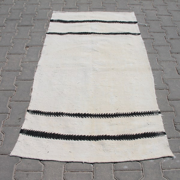 3 x 1,5 m « Boho Elegance dans un kilim de coton vintage fait main – tapis ethnique noir et blanc, idéal pour un intérieur unique et élégant »