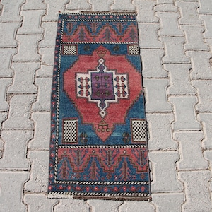 Tapis turc vintage fait main en laine d'Oushak : 1 x 3 pi rouge et bleu Boho Rug