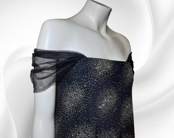 Two detachable straps made of delicate black tulle. The perfect accessory to accentuate and embellish your dress.