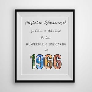 Könnte beinhalten: Gerahmter Druck mit schwarzem Rand. Der weiße Hintergrund zeigt deutschen Text, darunter "Herzlichen Glückwunsch" und "1966" in farbenfrohen, währungsbezogenen Ziffern. Ein Kunstwerk zum Thema Geburtstag.