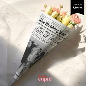 Può includere: Un bouquet di tulipani gialli e rosa avvolto in carta in stile giornale intitolata The Wedding Post. La carta riporta il testo Emily, Will You Be My Maid Of Honor e I Can't Say I Do Without You, insieme a una fotografia in bianco e nero.