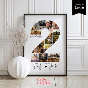 Könnte beinhalten: Ein gerahmter Fotocollagen-Druck in Form der Zahl zwei, der mehrere kleine Fotos eines Paares zeigt. Der Text lautet years and counting, Emily, ein Herzsymbol, Jack und August 19, 2027. Der Druck befindet sich in einem schwarzen Rahmen.